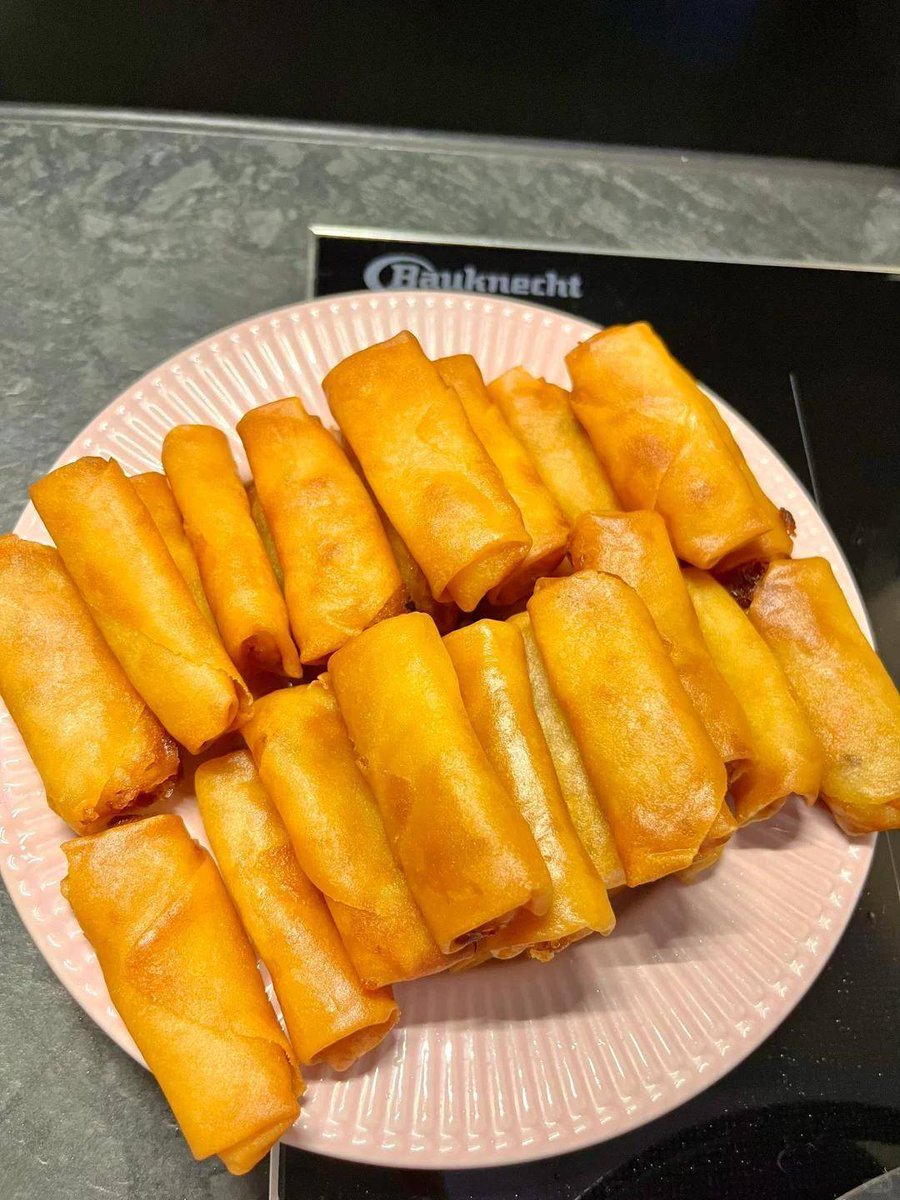 Yoldi17Yoldi17's tweet image. "Street food magic! Crispy fried spring rolls stuffed with veggies u0026 pork—crunchy outside, juicy inside. Grab one for a quick, flavorful bite  #StreetFoodJoy #FoodLovers"