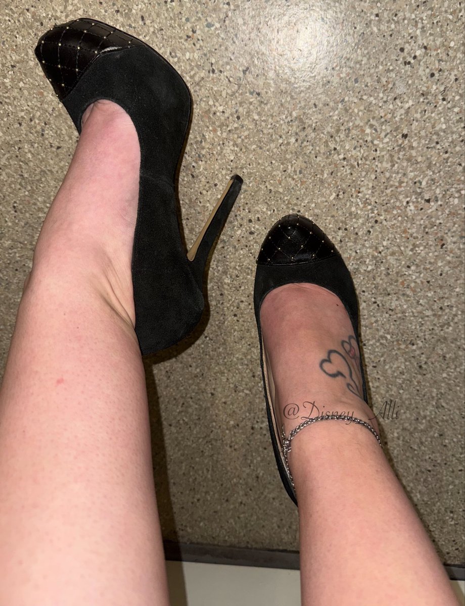 Disney_Alli's tweet image. Platforms from Friday (yes I’m way behind) #shoes #shoefie #shoesoftheday #sotd #outfitoftheday #ootd #highheeledshoes #pumps #highheellife #highheellover #highheeladdict #shoelover #shoefreak #shoeporn #shoewhore #shoeaddict #shoeaholic #shoeaddiction #heelsporn #heels #showoff