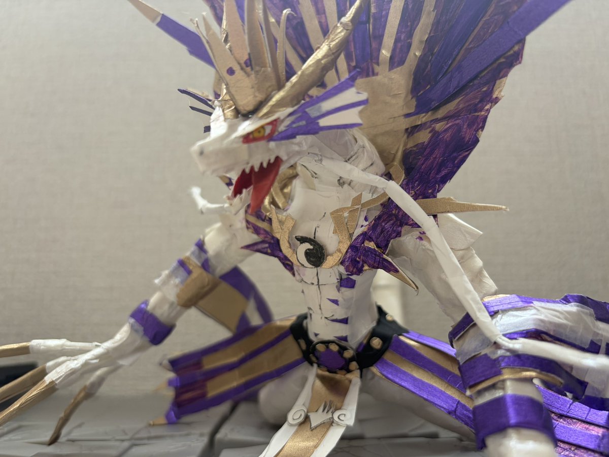 deus106's tweet image. 大魔王オロロソ完成‼️

制作期間:4日

使った道具:厚紙、色紙テープ、
両面テープ、白紙、鋏、色ペン
色マジックペン。
#papercraft
#竜人
#オレカバトル2