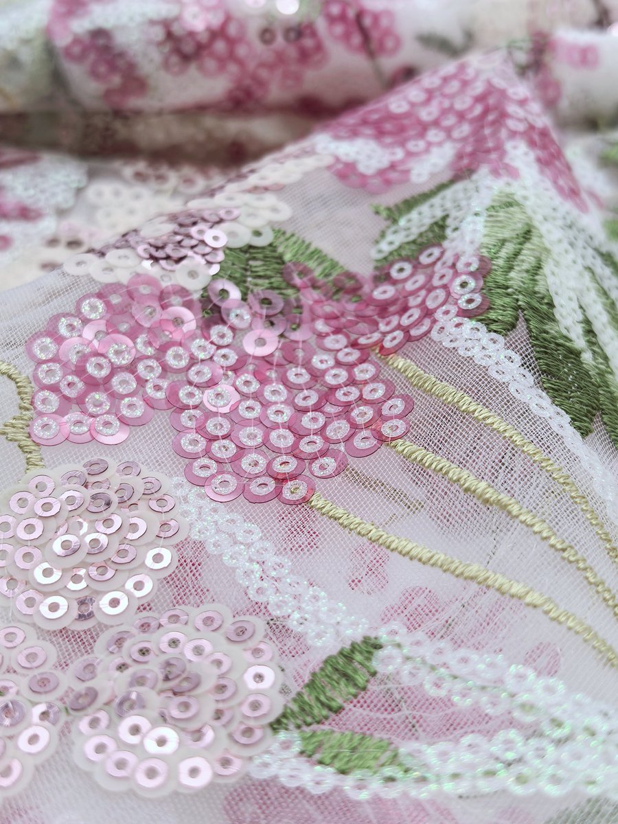 SusieSun0352's tweet image. Heavy embroidery floral fabric for haute couture dresses #fashion #garment #fabric #couture #dressfabric