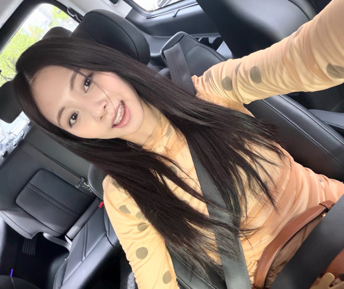 จื่อขับรถครั้งแรกเลยมั้ยเนี่ยหลังได้ใบขับขี่เกาหลีปลายปีก่อนเพราะนั่งฝั่งพวงมาลัยซ้าย แสดงว่าช่วงนี้ทไว้แยกย้ายกันพักผ่อนก่อนขึ้นคอนที่ mufg แต่บางคนก็ลุยงานเดี่ยว