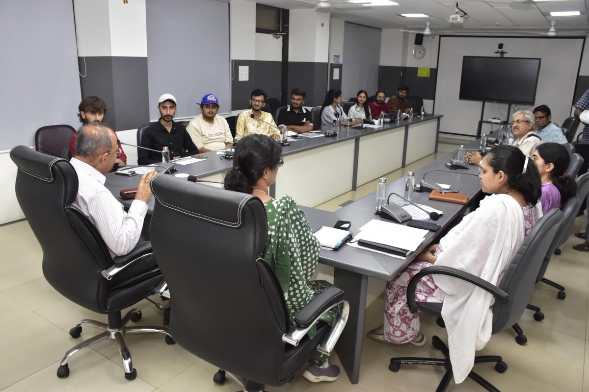 સ્થાનિક સ્વરાજ્યની સંસ્થાઓની ચૂંટણી અન્વયે રીલ્સ, પોસ્ટસ, સ્ટોરીઝ વગેરે જેવા ક્રિએટિવ કન્ટેન્ટ દ્વારા ડિજિટલ માધ્યમો મારફત મતદાન અંગેની જાગૃતિ ફેલાવી મહત્તમ મતદાનનો સંદેશો આપવા સોશ્યલ મીડિયા ઇન્ફલૂએન્સર્સ સાથે બેઠક યોજી સૂચના આપી.
<a href="/JayantiRavi/">Jayanti Ravi</a> <a href="/SECGujarat/">SEC, Gujarat</a> <a href="/infojamnagargog/">Info Jamnagar GoG</a>