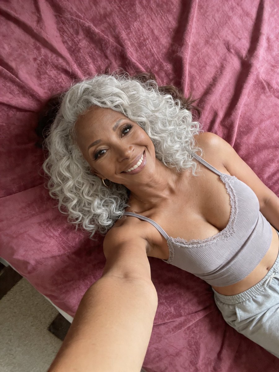 hotwifegloria tweet media