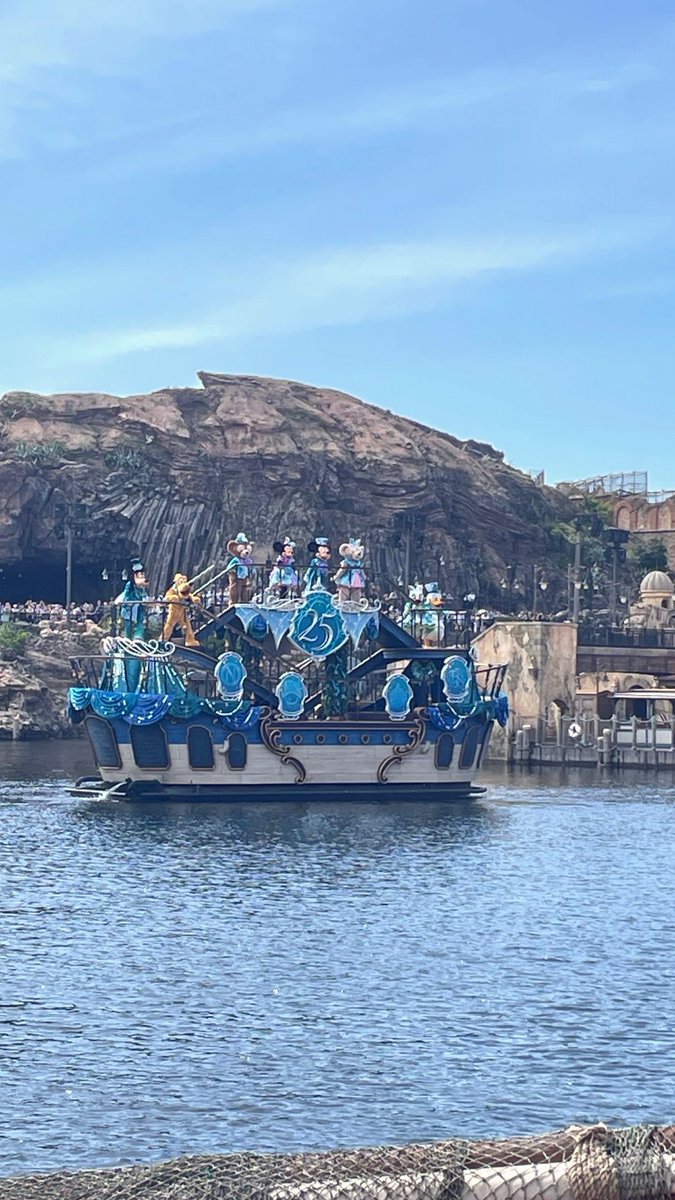 LILIUMindustry's tweet photo. ディズニーシーオープニングキャストでした。ジュビリーガラの後は25年前のあれこれ思い出して涙が止まらない…周年イベント思い切り楽しみます
#ssコロンビア https://t.co/oL3quSuFmS