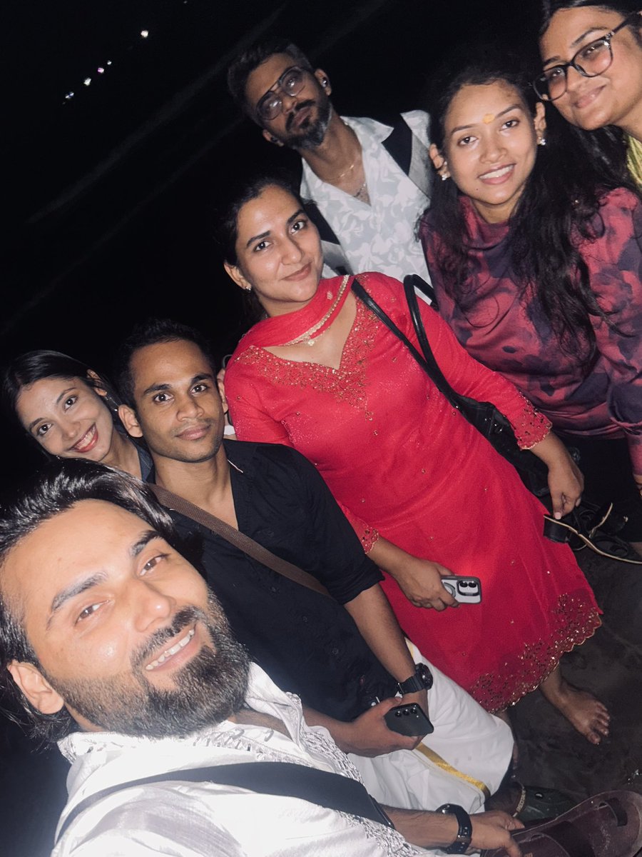 srkian_smarty's tweet image. Moments at Versova Beach with colleagues, where work paused, laughter flowed, and memories were made with love.❤️🤗 #versova #mumbai #fyp #beach #twitter