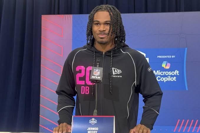 🚨 Segundo Tom Pelissero, os médicos estão preocupados de que o CB Jermod McCoy, precise de outra cirurgia para substituir um enxerto ósseo usado no reparo de um defeito na cartilagem do joelho. As preocupações NÃO são sobre o ACL reconstruído.

Essa seria uma cirurgia