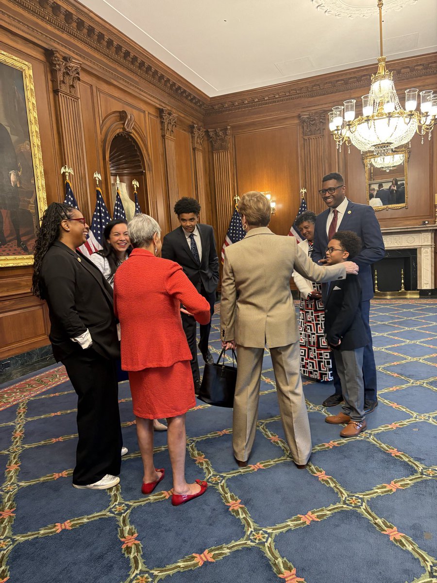 RepLaMonica's tweet image. If there’s one thing about New Jersey, it’s that we elect fighters.

Excited to welcome a fighter to our ranks! Can’t wait to partner with @Analilia_Mejia to make life better in NJ.💜