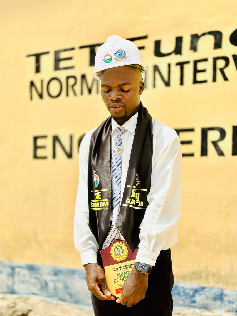 BitrusSofyenu's tweet image. #GraduationVibes 
#bestwaytocelebrate 
Best graduating student😊
God did💃😊