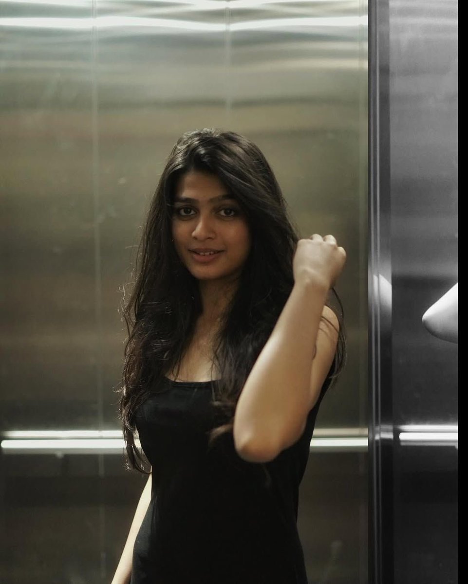 Ste4vee's tweet photo. Avg 2006 born girl from Kerala: No filters needed when the face itself is the filter. ✨ https://t.co/8eMd3X5MJt