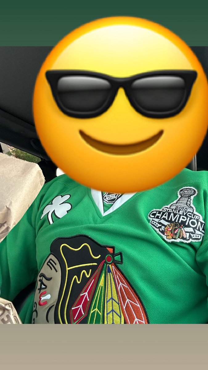 kylemonangai25's tweet image. Just jersey mogged everyone in chipotle. @88PKane please come back to the hawks. #showtime