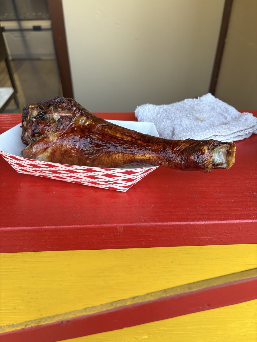 808sandken's tweet photo. Absolutely demolished #turkeyleg #renfair #renaissancefair https://t.co/PC30QlNnXe