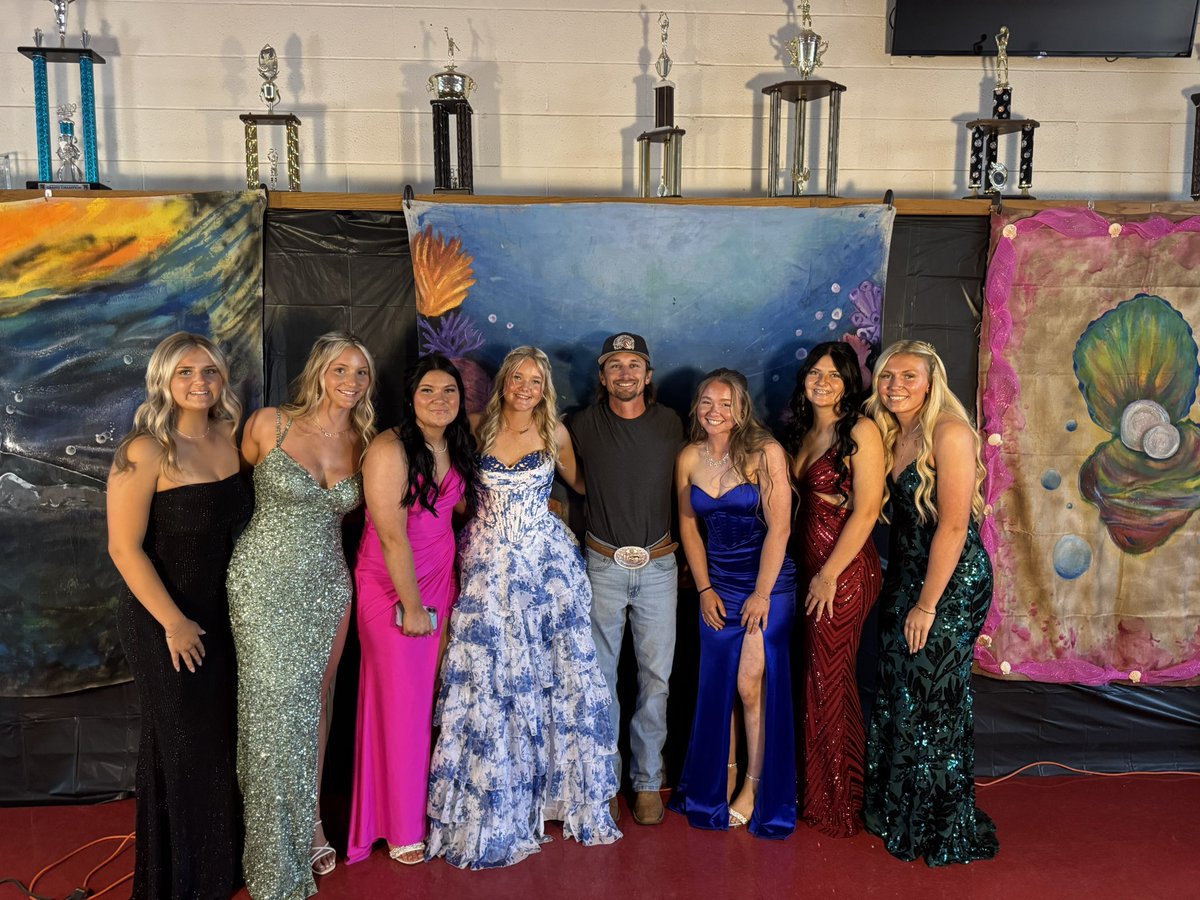 CoachHannah1's tweet image. Swung by prom on Saturday to see my people! Even got a pic with a couple guys just being dudes…love who I’m surrounded by. Wouldn’t change a thing! #Redskins #family