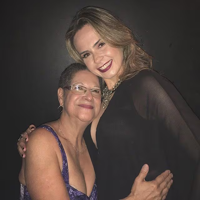 Dona Geralda, amiga de Ana Paula desde o BBB 16, presta condolências a jornalista pela morte de seu pai:  

"Ana, hoje eu só queria te dar meu colo e te acolher nesse momento tão doloroso."