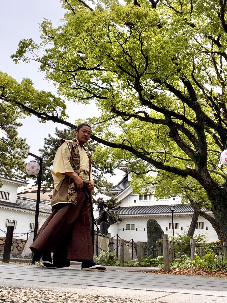令和八年四月二十一日 午前の布陣

宮本武蔵　出陣⚔️

空は晴れ
穏やかな光の城下

風もやわらかく
静かな時が流れておる

何も起こらぬようでいて
その一瞬一瞬が積み重なり
道は形作られていく

そなたは今日
どの一手を刻むであろうか

天守にて待っておる🥷