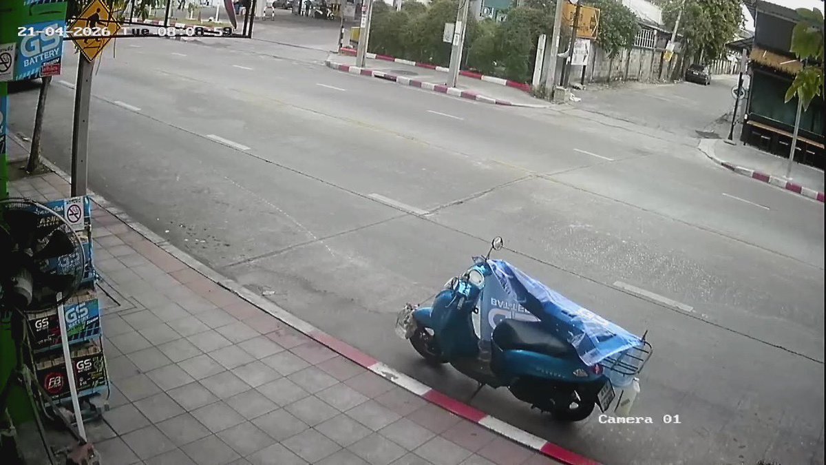 NiannianY's tweet image. ถนนลาดพร้าววังหิน 210426 
0000 ขนาดจอดทั้ง 2ฝั่ง #น่าคิด แทบจะไม่มีเงิน? 
0809 #wfh  รถกะป๊อ ไม่ค่อยเห็นวิ่งถี่ ช่วงนี้ควรจะเห็นทุก 10นาทีต่อคัน 
ร้านอาหาร ประกาศเซ้งร้าน #รายงานจราจร #รถติด รถติด?