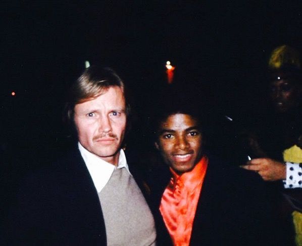 Didn't expect to see him there!

Jon Voight and Michael Jackson, together in 1979