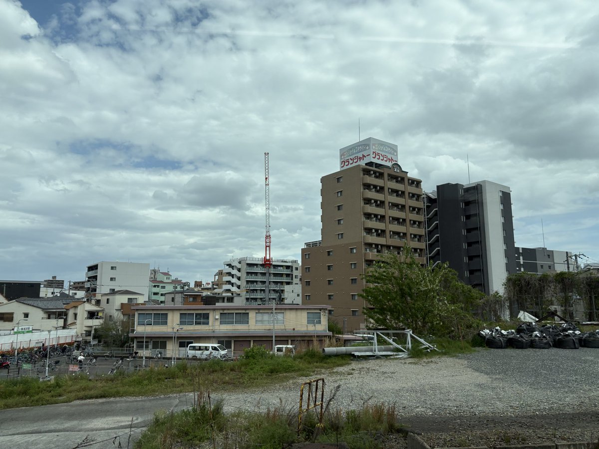 tetsu_1972's tweet photo. 昨日の鉄分
昨日は臨時で鶴橋泊。本日の初めてお会いする方と某所で撮影します。
①ちょうどお魚が帰ってきました。
②梅田方面に用があり環状線に乗って京橋で「グランシャトー」看板が見えたのでパチリ。
③昔の面影がほとんどない大阪駅😭 https://t.co/YAM7QSx447