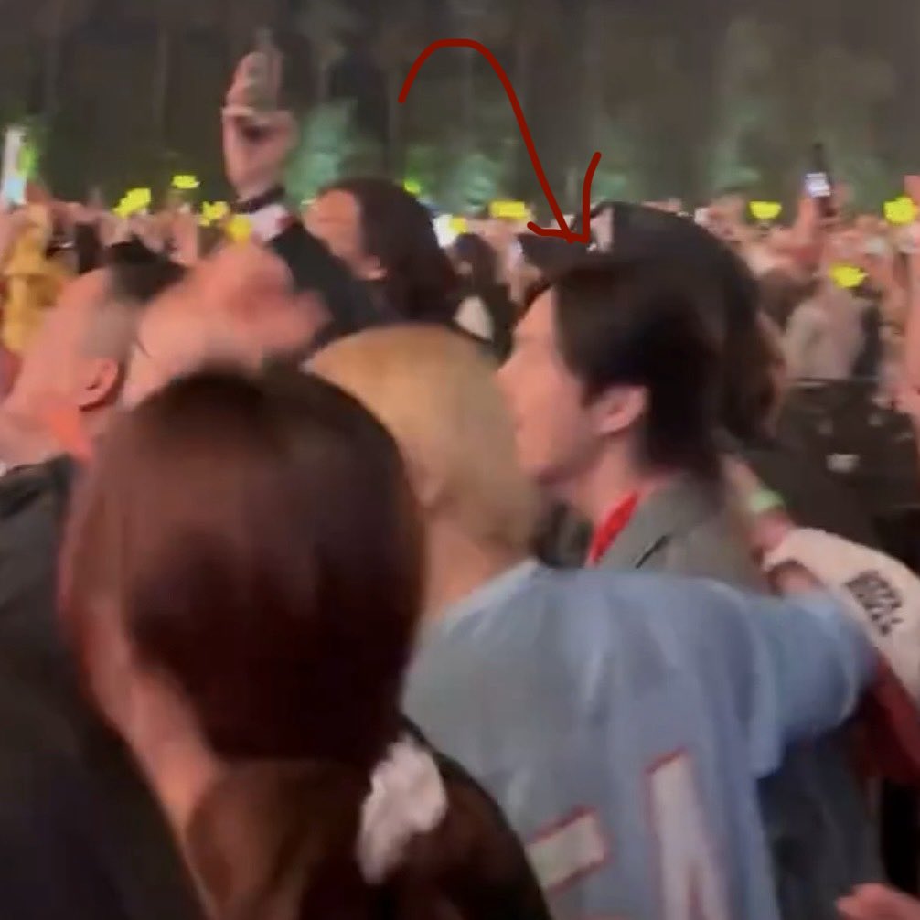 SUHOpixel's tweet photo. Here’s Waldo 😂 https://t.co/rqCc7MGfx3