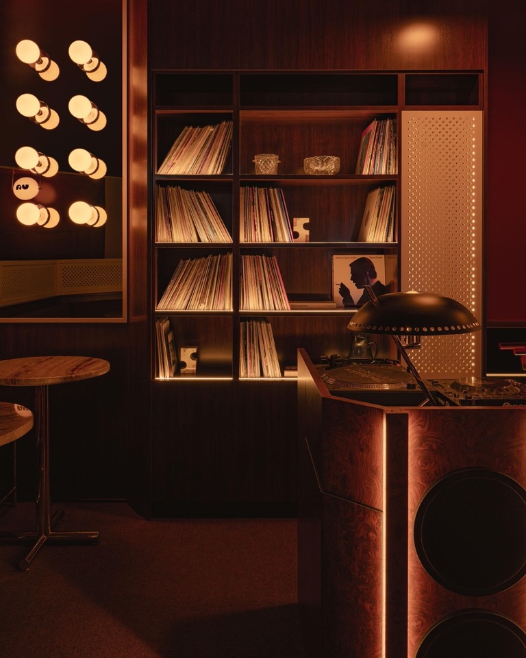 goooodofficial's tweet image. Mimi, Olia &amp;amp; Va Caffè by Ste. Marie Art and Design
Flding hospitality into the habits of a building
link：gooood.cn/mimi-olia-va-c…

photo by Conrad Brown Photography
#InteriorDesign #Hospitality #PublicSpace #Bar #Restaurant