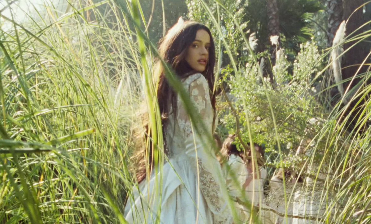 Precioso el video de “Focu ‘Ranni”, de Rosalía, dirigido por Petra Collins.

youtu.be/u7pr0p3ShXU?si…
