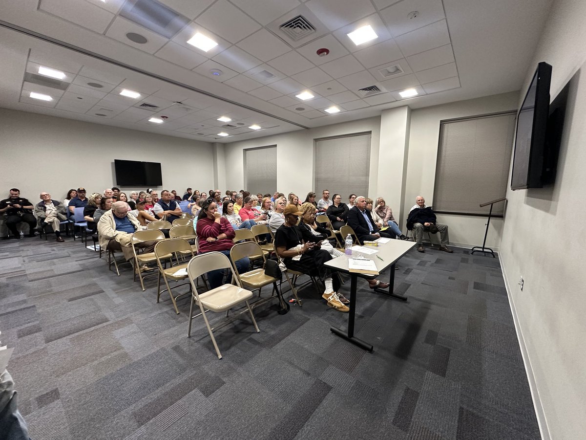 escovoz's tweet photo. We have been listening to public comment for more than two hours, with no one expressing full support for the merger. I’m in the main room but went downstairs where there are two overflow rooms. https://t.co/7r1ITMAMAM
