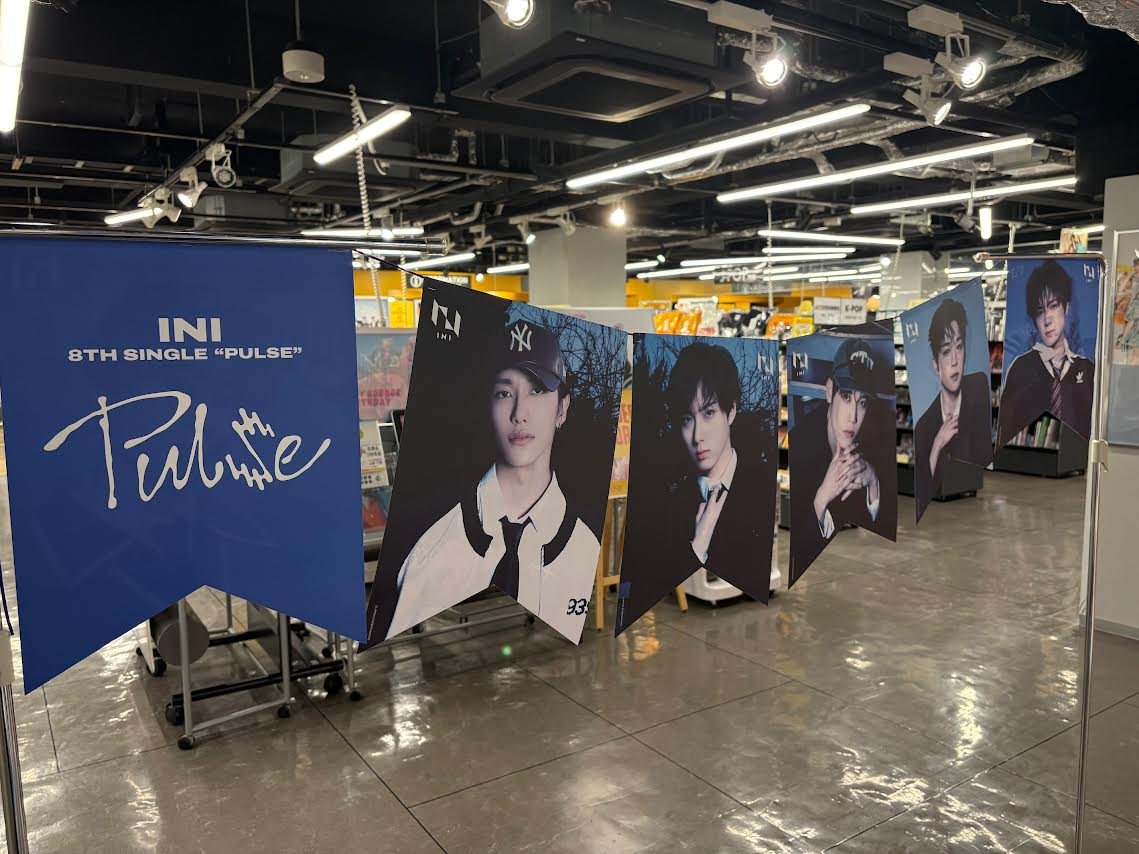 TOWER_Fukuoka's tweet image. 【#INI】

8TH SINGLE『#PULSE』
本日入荷予定!!🚚🩵

📢発売記念コラボキャンペーン✨
🩵コラボポスター掲出
🩵コラボポスター抽選プレゼント
🩵メンバーコメント映像オンエア
🔗tower.jp/article/featur…

壁面集合フォトスポットなども設置中🙌🏻
ご来店お待ちしております!!🩵
#INI_PULSE