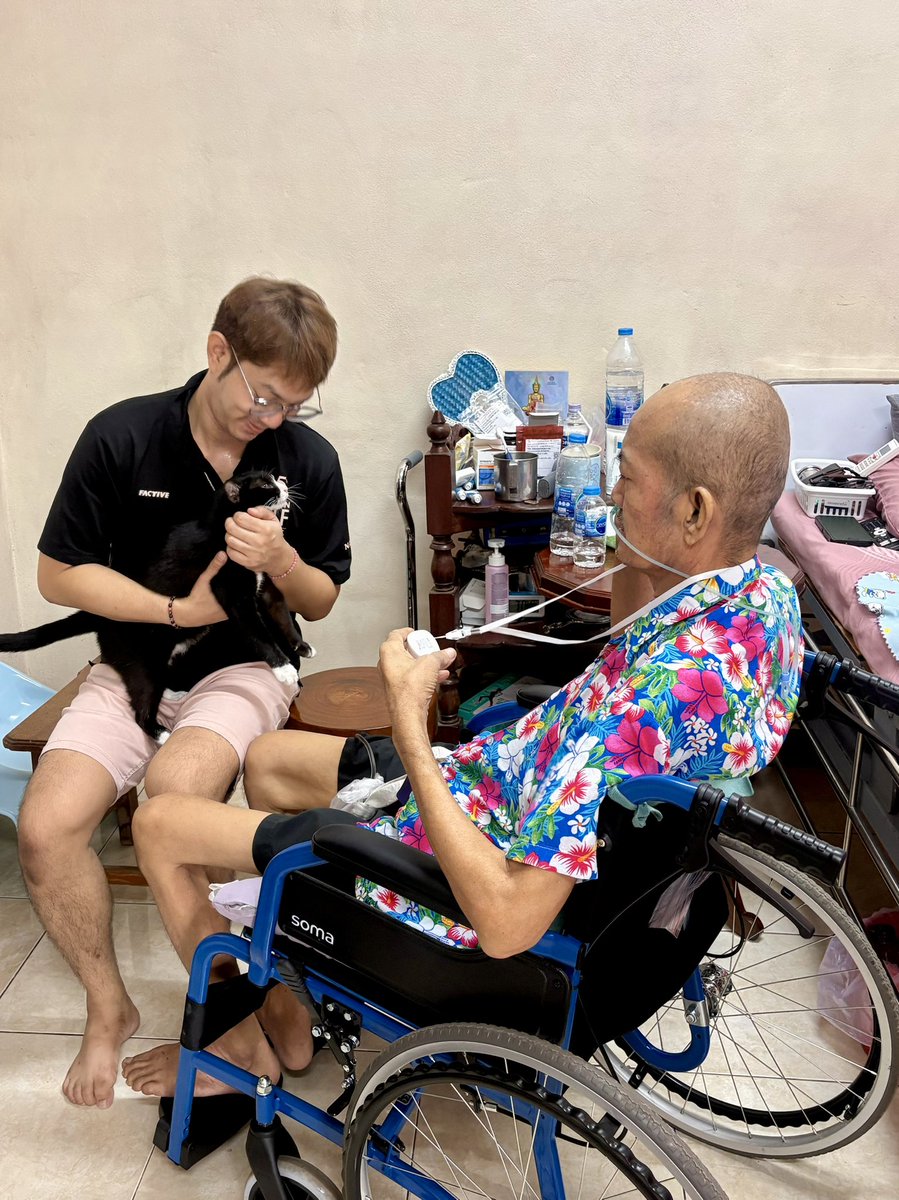 NightPhoomin's tweet image. 🎂🦋🐈 Every day is a good day. เริ่นต้นวันเกิดเช้านี้ ป้อนหญ้าแมว ซื้ออาหารเช้า-ใส่บาตร (แทนคุณพ่อ) และให้อ๊อกซิเจนคุณพ่อ 🦽 ปล. คุณพ่อคีโมรอบแรก อาการปกติ ไม่มีผลข้างเคียงครับ ขอบคุณทุกๆกำลังใจที่ส่งมาครับ #happybirthday #familyfirst #kindnessmatters