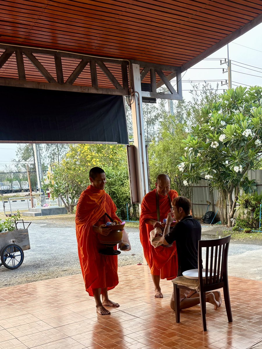 NightPhoomin's tweet image. 🎂🦋🐈 Every day is a good day. เริ่นต้นวันเกิดเช้านี้ ป้อนหญ้าแมว ซื้ออาหารเช้า-ใส่บาตร (แทนคุณพ่อ) และให้อ๊อกซิเจนคุณพ่อ 🦽 ปล. คุณพ่อคีโมรอบแรก อาการปกติ ไม่มีผลข้างเคียงครับ ขอบคุณทุกๆกำลังใจที่ส่งมาครับ #happybirthday #familyfirst #kindnessmatters