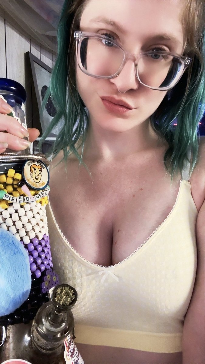thisonetics's tweet photo. Wishing you a happy 4/20 like a good half-naked pothead. https://t.co/5aurcMilmu