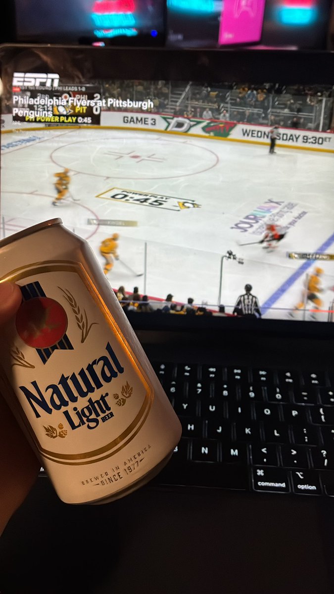 Randy_Barrett11's tweet image. To celebrate 190 followers I’m gonna be drinking a shit ton of beer and watching hockey. I will be repeating this routine nightly for the foreseeable future #cheers