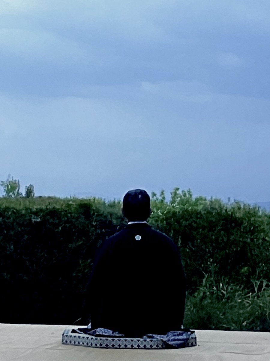 nippaishintozan's tweet image. R08(26)0421
#sunrise #日の出 #日拝
昨日同様、直前に一瞬の雨☂️
かなり大きな暗雲だったものの、すぐに止むという予報により準備したという裏方担当者の言葉を優先して、濡れるのを覚悟して日拝所へ…。
市中は降っていたでしょうが、雲の向こうの旭日を心で拝んだ我々の頭上は既に青空でした🌥️👏👏