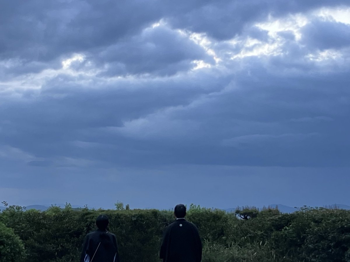 nippaishintozan's tweet image. R08(26)0421
#sunrise #日の出 #日拝
昨日同様、直前に一瞬の雨☂️
かなり大きな暗雲だったものの、すぐに止むという予報により準備したという裏方担当者の言葉を優先して、濡れるのを覚悟して日拝所へ…。
市中は降っていたでしょうが、雲の向こうの旭日を心で拝んだ我々の頭上は既に青空でした🌥️👏👏