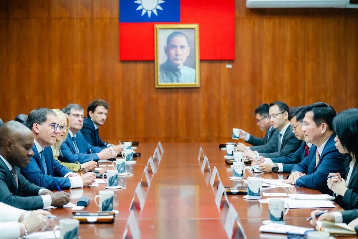 chia_lung's tweet image. Welcomed #French Senate Vice President Didier Mandelli and delegation to #Taiwan. I thanked France for stressing peace and stability in the Taiwan Strait. Taiwan will partner with France on strategic autonomy &amp;amp; reindustrialization, deepening cooperation in AI, aerospace &amp;amp; energy.