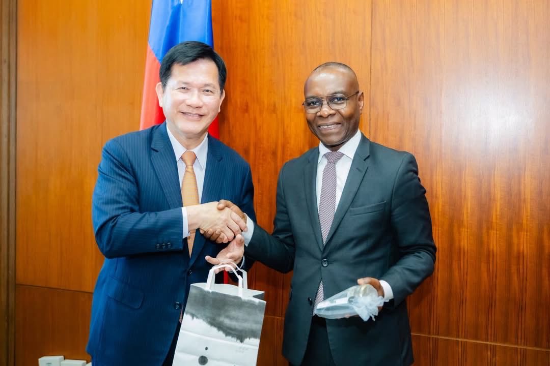 chia_lung's tweet image. Welcomed #French Senate Vice President Didier Mandelli and delegation to #Taiwan. I thanked France for stressing peace and stability in the Taiwan Strait. Taiwan will partner with France on strategic autonomy &amp;amp; reindustrialization, deepening cooperation in AI, aerospace &amp;amp; energy.
