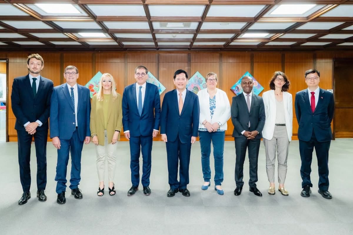 chia_lung's tweet image. Welcomed #French Senate Vice President Didier Mandelli and delegation to #Taiwan. I thanked France for stressing peace and stability in the Taiwan Strait. Taiwan will partner with France on strategic autonomy &amp;amp; reindustrialization, deepening cooperation in AI, aerospace &amp;amp; energy.