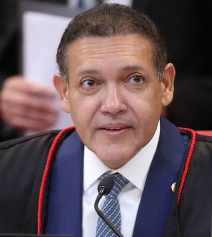 🚨Revista Piauí expõe conexões envolvendo Kassio Nunes Marques, família e R$ 18 milhões com a JBS e o Banco Master

Segundo a Revista Piauí, uma rede de relações e interesses conecta o ministro do STF Kassio Nunes Marques a personagens envolvidos em processos de grande impacto