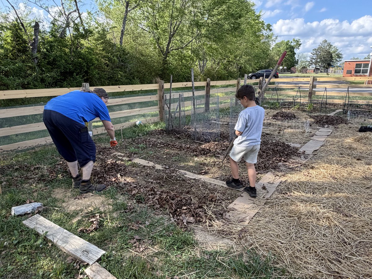 wcsCOmp's tweet photo. Fairview Elementary Garden Crew is taking time to say thank you to our community helpers who supplied our new fence before getting started today. What a fantastic addition to our campus &amp; garden! #HelpingHawksFly @WCSedu https://t.co/EFHvGSM3GF