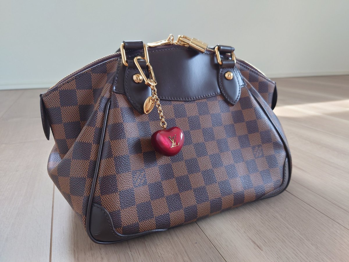 lun_lucky's tweet photo. #ShiftGiftRadio
#LouisVuitton

第2章まで聴きました。
https://t.co/Pob0R9fyp1

🌱

遥か昔にもらったルイ・ヴィトンのバッグ。

嬉しかったけど、こんなハイブランド持ったことない。

バッグに負けそう…

でも、せっかくだから自分らしく持ちたい。

財布もバッグもルイ・ヴィトン。
当時、街にはルイ・ヴィトンがあふれていた。

🌱

ドキドキしながら、デパートの正規店に行った。
チャームを買いたかった。

当時、ルイ・ヴィトンのバッグに、ルイ・ヴィトンのチャームを付けている人を見たことなかったから。

ドンキやリサイクルショップでもルイ・ヴィトンは買える。

でも、正規店の雰囲気を味わいたかった。
赤絨毯を経験してみたかった。

🌱

ショーケースに、黒いリンゴのチャームが付けられた白いダミエのバッグが飾られていた。

目が釘付けになった。

見せてもらったたくさんのチャームの中から、赤いリンゴを選んだ。

アイデンティティを買った。

🌱

赤いリンゴのチャームを付けて、このバッグは、誰も持っていない私だけのバッグになった。

そして、ますます持てなくなった。

🌱

使わないバッグ。

何度も手放そうかと思ったけれど、ShiftGift Radioを聴いて、『本物の価値』を感じ始めている。

初めてのハイブランド。
初めてルイ・ヴィトンのお店に行った記憶。
当時の私が持っていたアイデンティティを買うという姿勢。

G5のサムライNFTも手放さない。
このバッグも手放さない。

…

少しずつ使ってみようかな。

『持てなかったバッグ』を『使うバッグ』に変えていきたい。