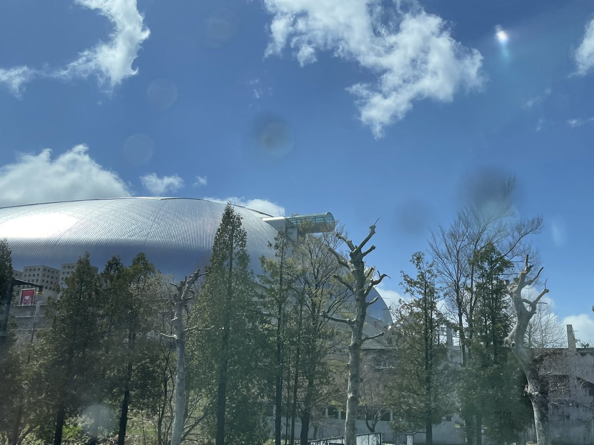 急に晴れてきました❇︎.｡✳︎＊

バスの車窓より
青空のプレミストドームさん

#イマソラ #青空が好き