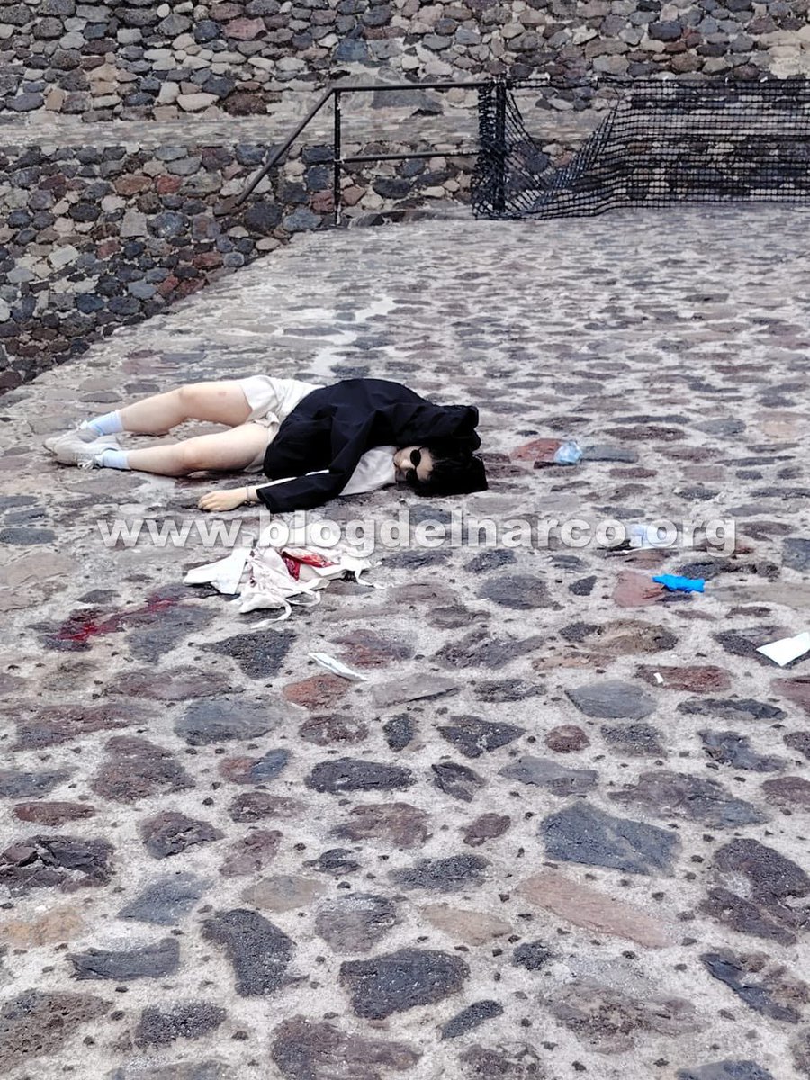blogdelnarcomx's tweet photo. Video del momento en el que el atacante de Teotihuacán ejecutó a turista Canadiense, e imágenes del mismo y la turista sin vida, llevaba una playera con la leyenda “Disconnect and Self Destruct”, Desconéctate y autodestrúyete (Informacion en el enlace) https://t.co/rYLUdpvEzZ https://t.co/iy2djWS6oh