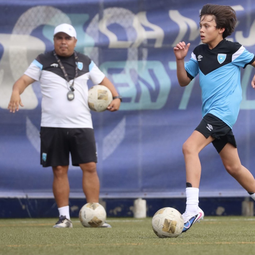 fedefut_oficial's tweet photo. #SeleSub13 ¡ ¡ LOS MÁS CHICOS NO SE DETIENEN ! ! 💪⚽️🇬🇹
El proceso TDS U13 masculino inició un microciclo de preparación en el -CAR-FFG.
Te compartimos 📸 imágenes del entrenamiento
#VamosGuate #VamosChicos https://t.co/VfmIGdRp4I