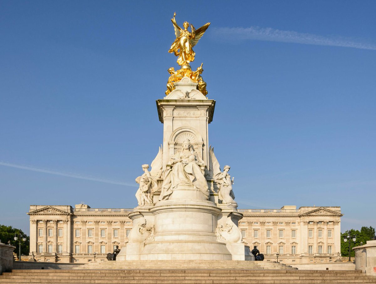 ikeijeh's tweet photo. The Victorians built a sumptuous memorial to Prince Albert. Edwardians built a monumental memorial, triumphal arch &amp; new road layout for Victoria. We've put Elizabeth II on a bollard &amp; now lack the civic literacy to distinguish between parks &amp; public spaces.

She deserves better. https://t.co/dSuji2w28p