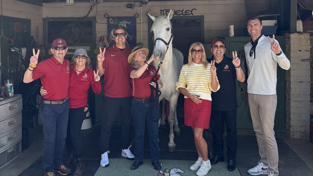 ADJenniferCohen's tweet photo. Had a great time visiting Traveler today. Thankful for the @USCMascot crew and all they do for the Trojan Family!✌️❤️ https://t.co/Lvt5J4YekA