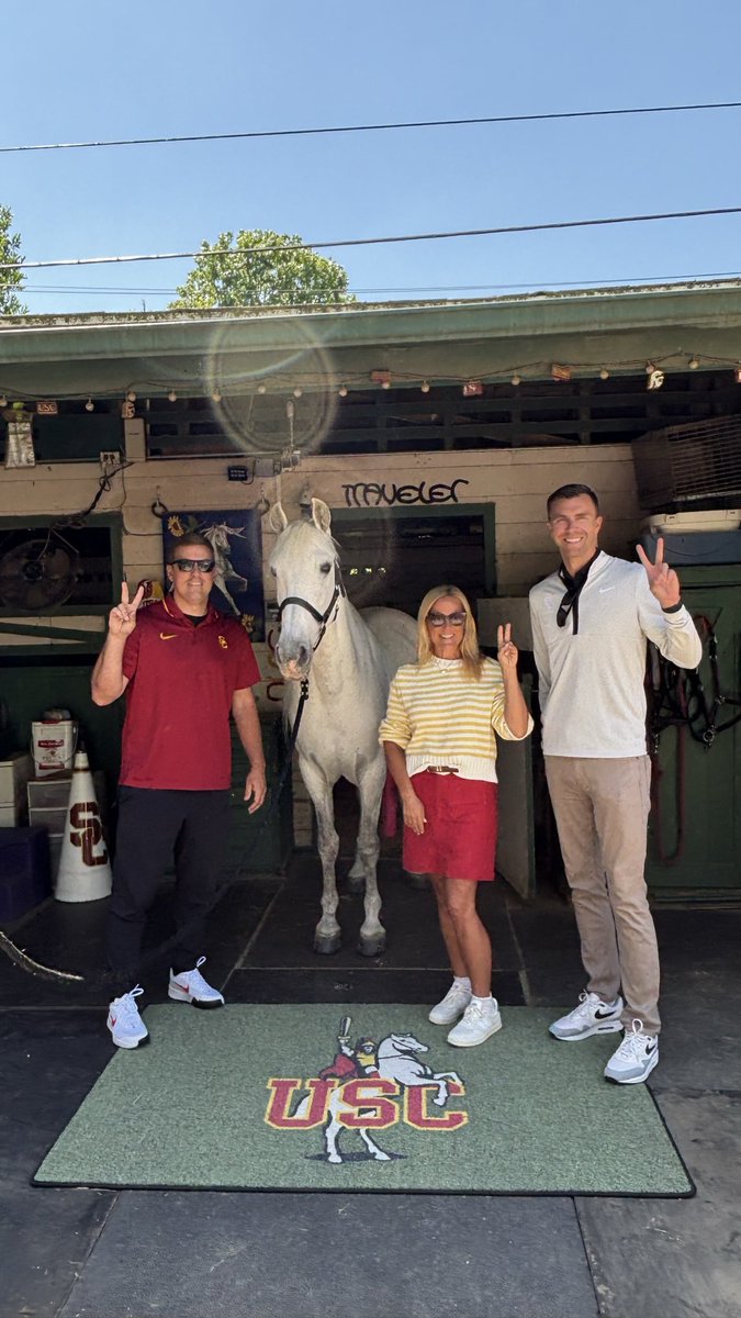 ADJenniferCohen's tweet photo. Had a great time visiting Traveler today. Thankful for the @USCMascot crew and all they do for the Trojan Family!✌️❤️ https://t.co/Lvt5J4YekA