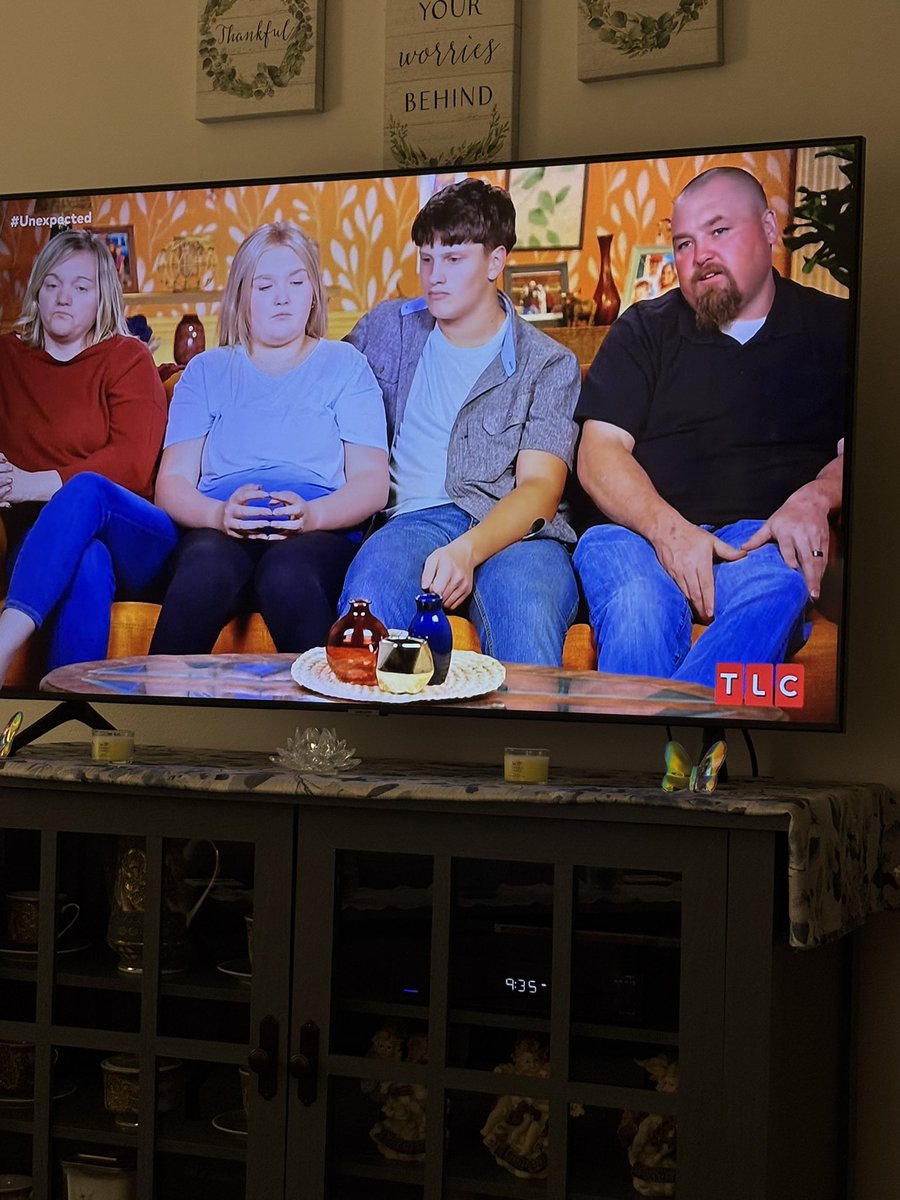 Sweet_T_1969's tweet image. #unexpected 
Why is her parents acting so surprised that she thought she was pregnant again? Literally the day she came home. She went in to take a shower and he went with her. Dumb and dumber stood right there and watched it happen. STFU!!!