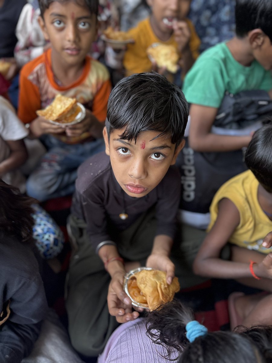Happiness = Samosa &amp; Jalebi Day 😄
At Aashman Foundation, little moments bring the biggest smiles ❤️✨ #aashmanfoundation #nishulakpathshala