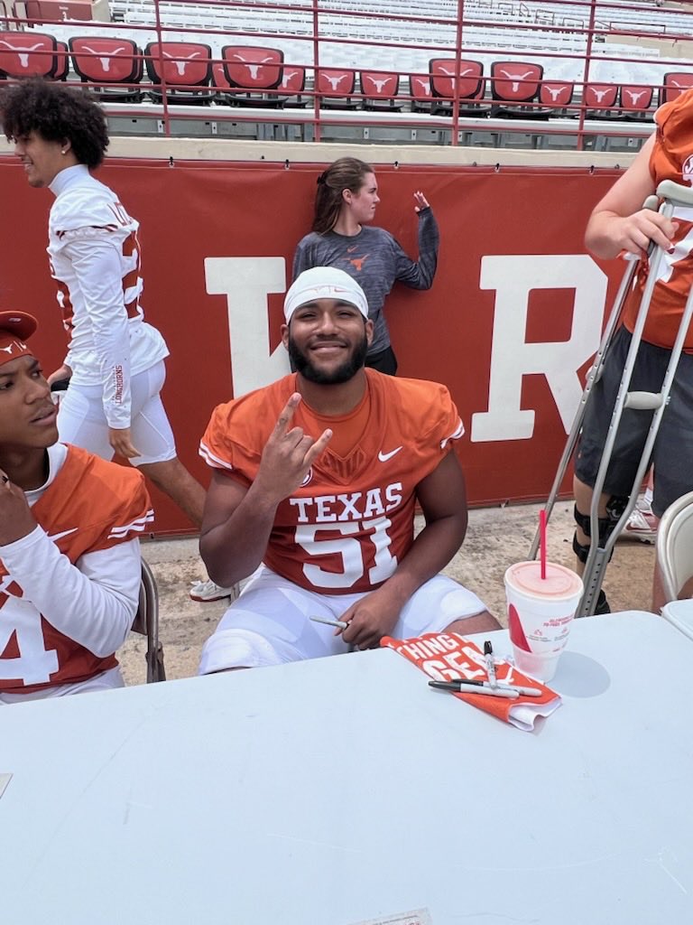 JohnTurntine's tweet image. I got to see my son @TurntineJohn in his first of many spring games. Keep stacking days son and never stop learning son. Never be satisfied. I’m proud of your growth. Keep going UP son!!!! #51 #Teamturntine  #HOOK’EM