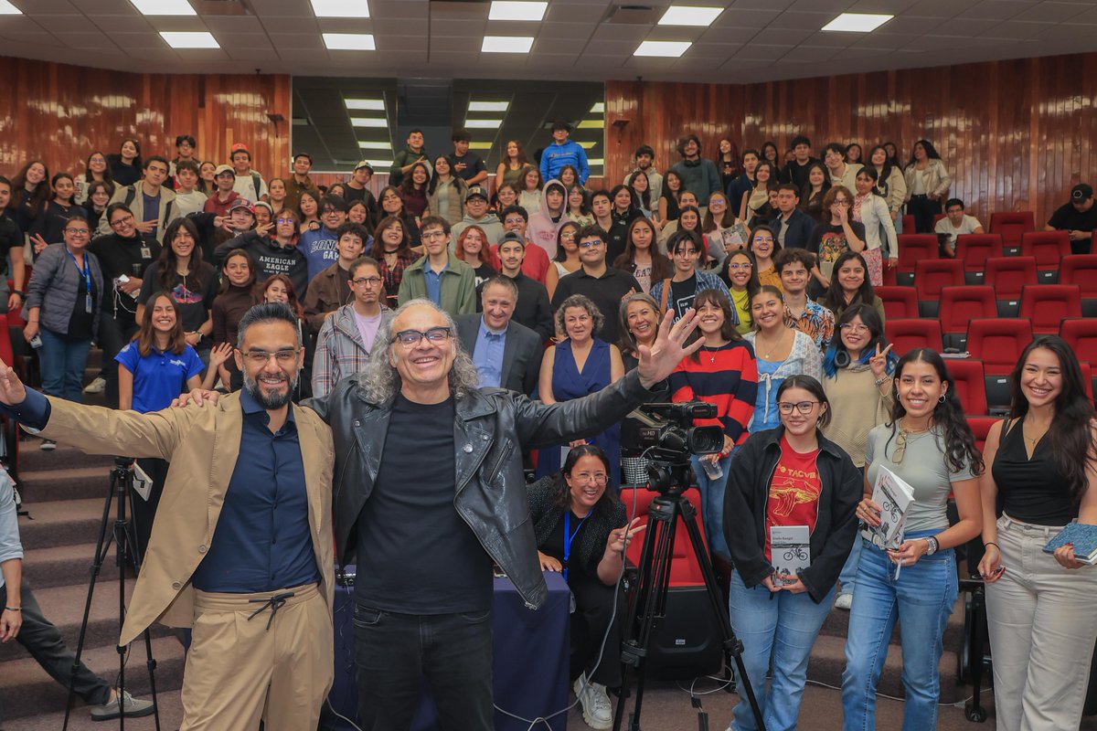 ITESMCEM's tweet photo. 📚 Joselo Rangel, escritor, músico, compositor y fundador de Café Tacvba, presentó su libro Final Feliz en la Semana de Humanidades de #TecCEM: una serie de cuentos que exploran el deseo, la inseguridad, el matrimonio y la paternidad. 🎸 https://t.co/GHkSDk9Gdo