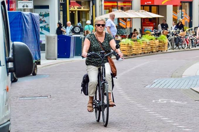 vlourbano's tweet photo. Estudios exponen que si bien es necesario para ese primer paso al ciclismo seguro la implementación de carriles bici protegidos 🚲🙋‍♀️, también es crucial trabajar en una seguridad social y psicológica para atraer a más ciclistas a la movilidad sostenible. https://t.co/Vx4KDENwaB https://t.co/0ggxRHt7xn
