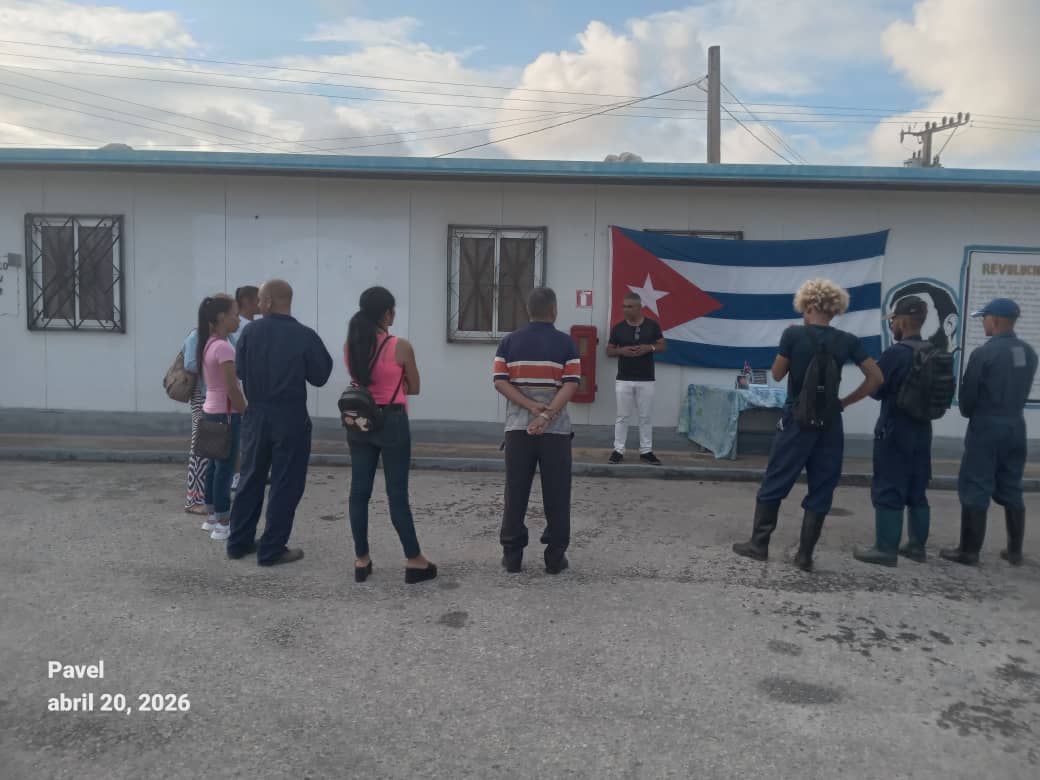 EmpresaRefrige1's tweet photo. Frente a la amenaza imperial, los trabajadores de la Division Alastor Isla de la Juventud ratifican su apoyo a la Revolución.  
Con Mi firma por la Patria, cada Trabajador de #RCCuba reafirma que defender a Cuba es el más grande HONOR y DEBER supremo. #GironEsHoy https://t.co/pmd9bAPlTS